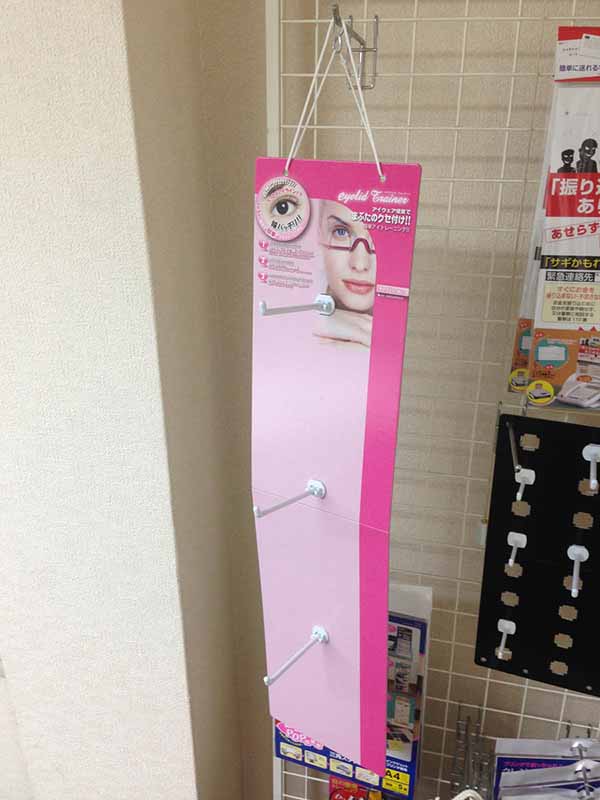 2つ折りでコンパクトになるフックボード台紙