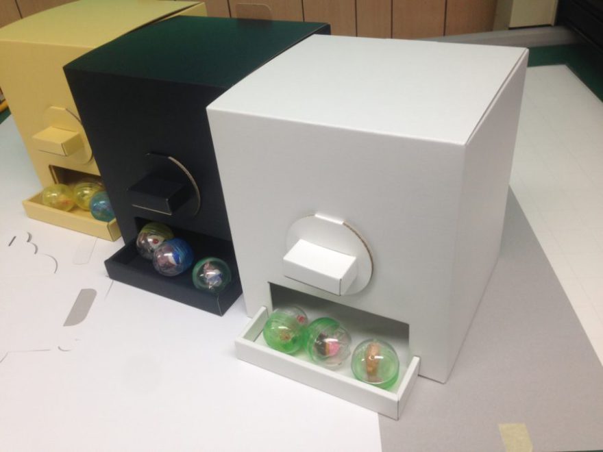 段ボールガチャガチャケースを販売します。紙製なのでECO商品です