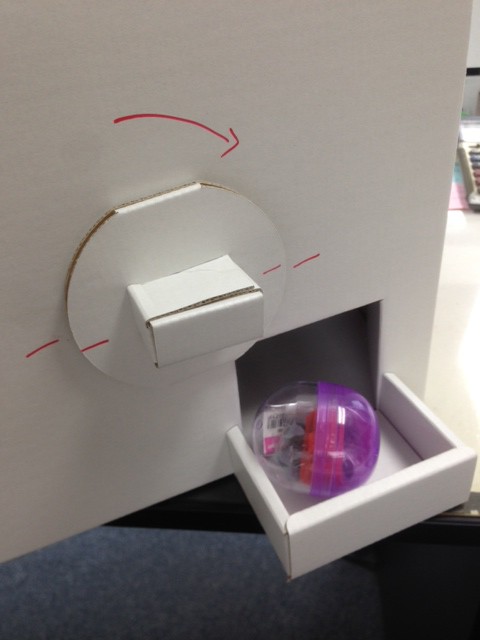 ダンボールガチャポンで何が出るかな？