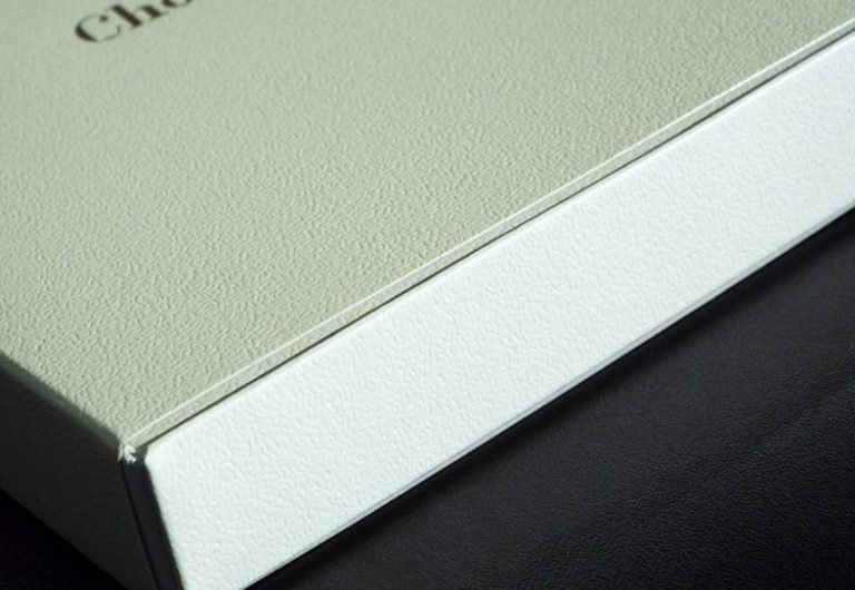 エンボス加工で素敵な紙箱パッケージに変身　