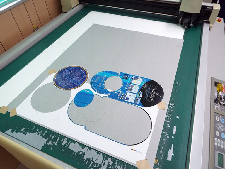 キレイで正確!化粧箱の試作サンプルはカッティングマシンにお任せ