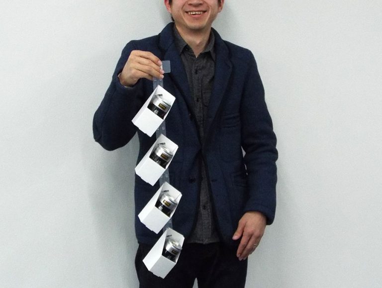 サイドに吊り下げて販売する4連吊り下げストラップPOP