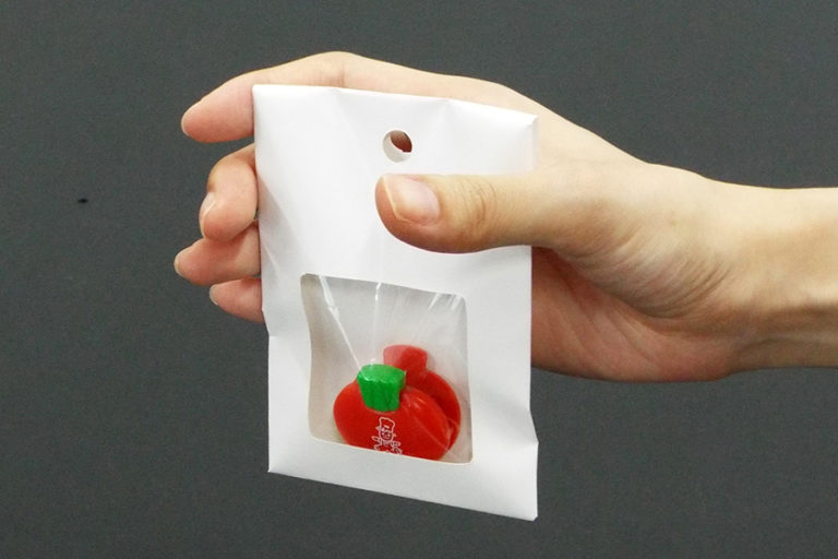 プラゴミ問題を解決。OP袋、ブリスターパックの代用品パッケージ「窓付ヘッダー紙袋」